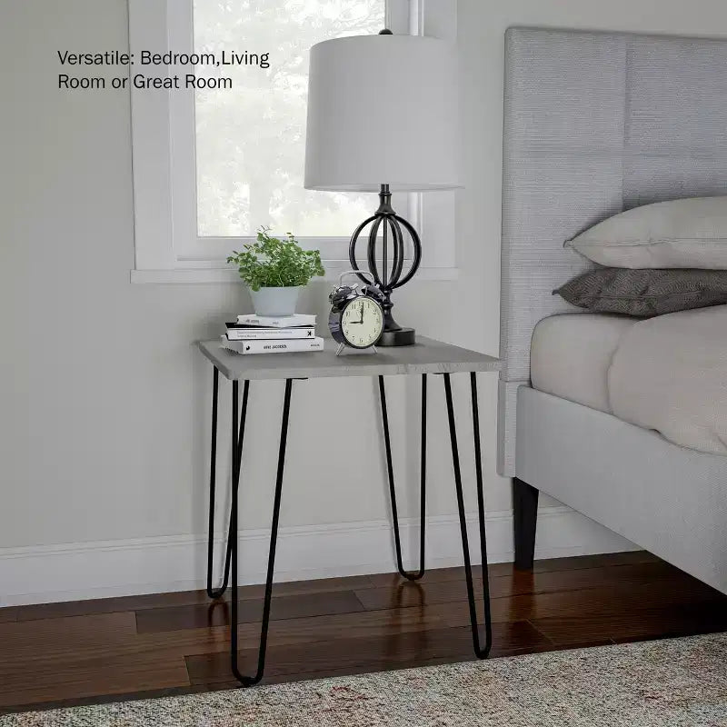 Table d'appoint en bois gris avec pieds épingles, un seul exemplaire