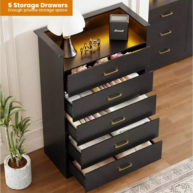 Commode haute à 5 tiroirs avec lumière LED et station de charge – Noir / Rose / Rétro / Blanc