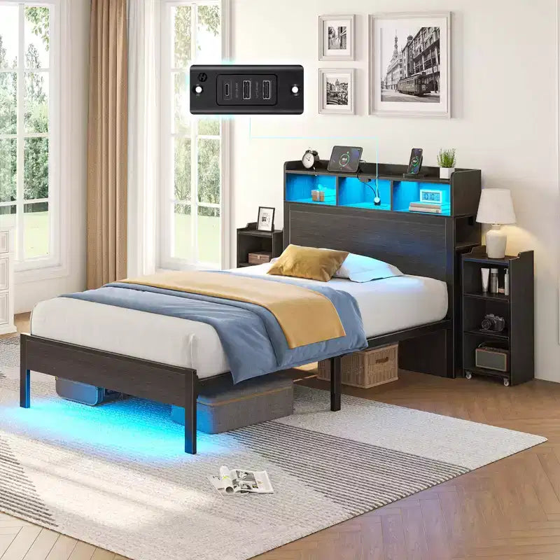 Lit plateforme noir avec lumières LED et station de recharge, tête de lit bibliothèque et étagères coulissantes, pour 2