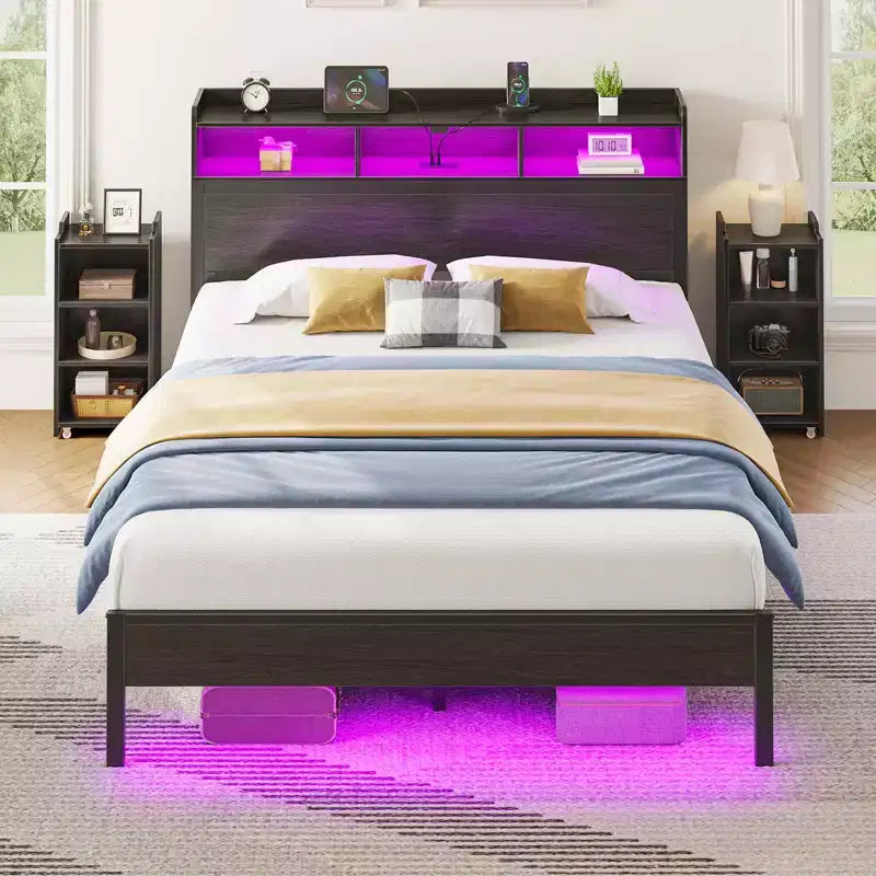 Lit plateforme noir avec lumières LED et station de recharge, tête de lit bibliothèque et étagères coulissantes, pour 2