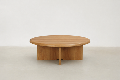 Table basse Japandi en chêne avec silhouette basse et arrondie pour le salon