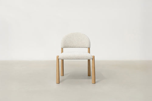 Chaise de salle à manger avec dossier incurvé et pieds aspect chêne pour salle à manger