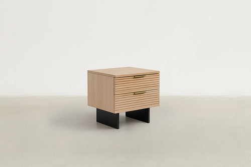 Table de chevet cannelée en bois avec poignées dorées et base noire satinée pour chambre à coucher