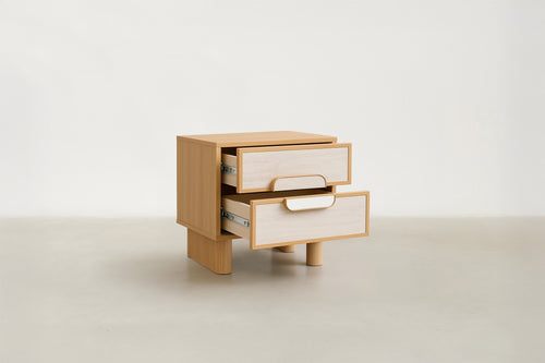Table de chevet en chêne et travertin style Japandi avec contraste scandinave pour chambre à coucher