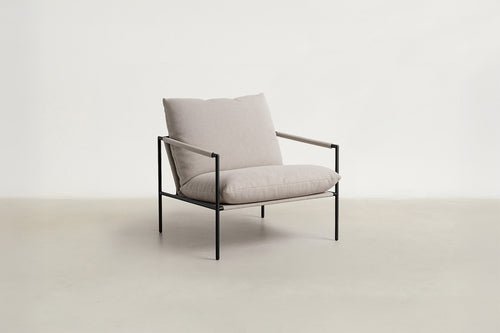 Fauteuil d'appoint Japandi rembourré avec cadre noir fin et coussins surdimensionnés pour le salon