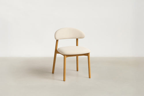Chaise de salle à manger Japandi rembourrée avec dossier incurvé et pieds en chêne massif pour salle à manger