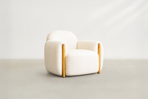 Fauteuil Japandi en bouclé avec détails en bois apparent et silhouette courbée pour le salon